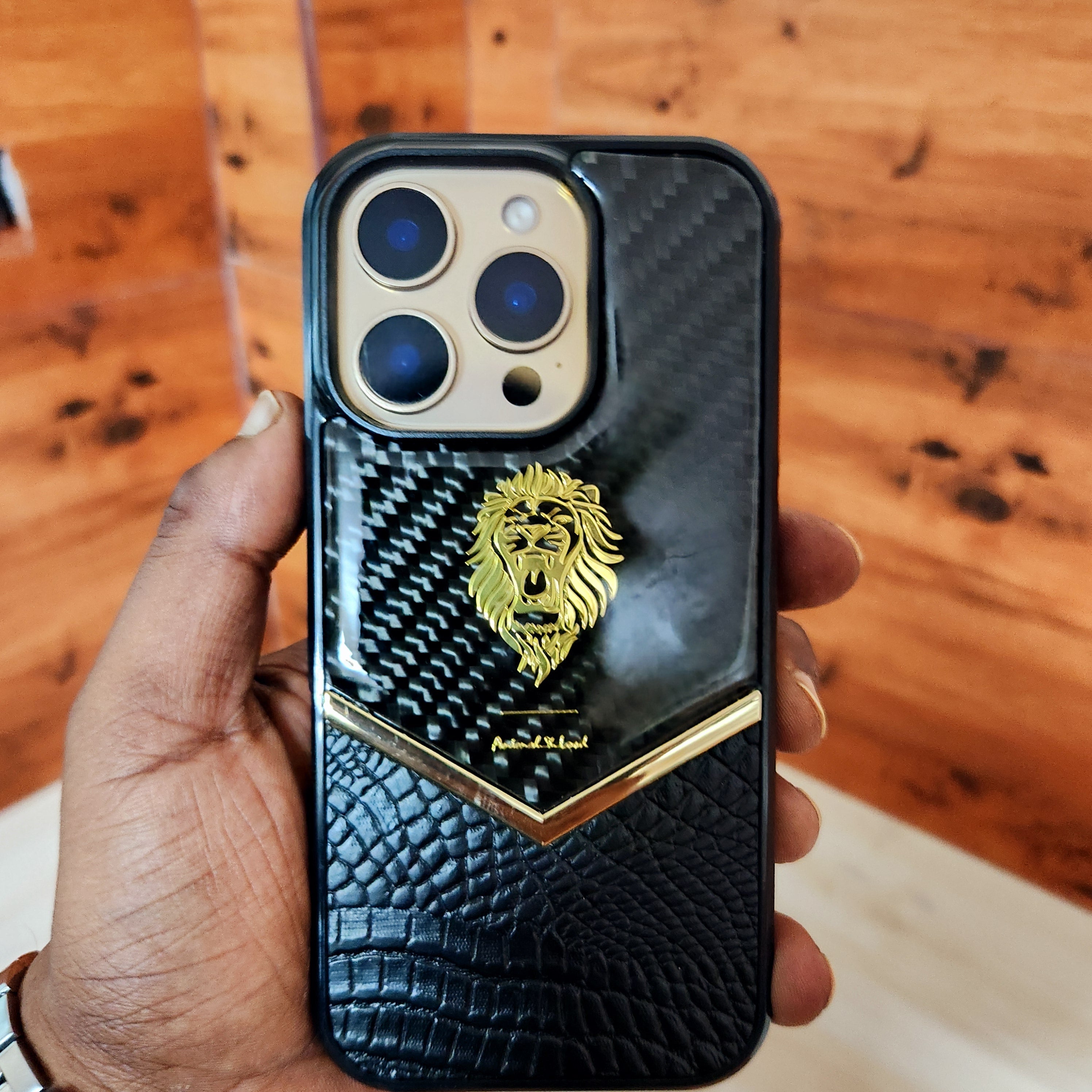 iPhone 16 Pro Classic Leather Shine Carbon Case with Golden Chrome - Design 1