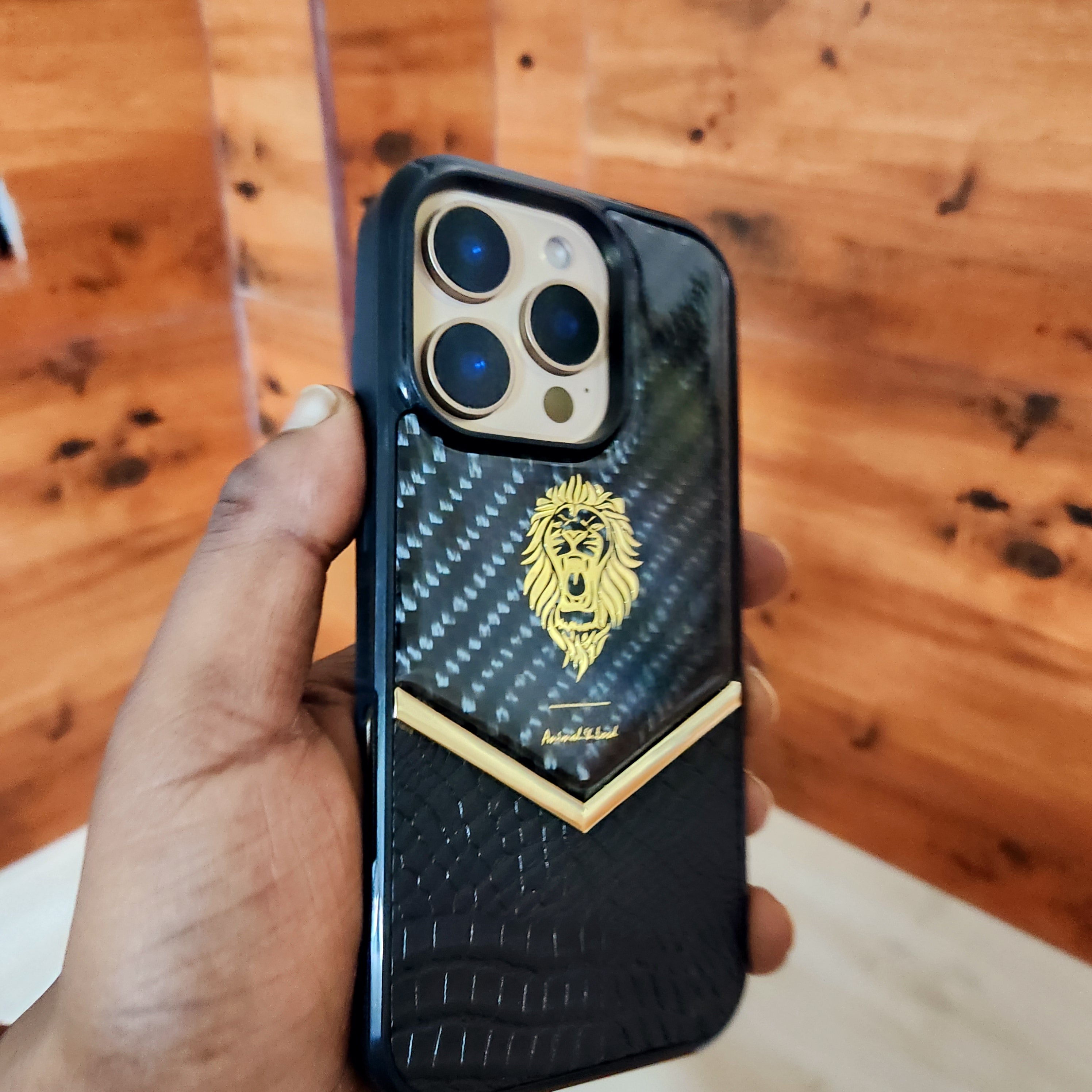 iPhone 16 Pro Classic Leather Shine Carbon Case with Golden Chrome - Design 1