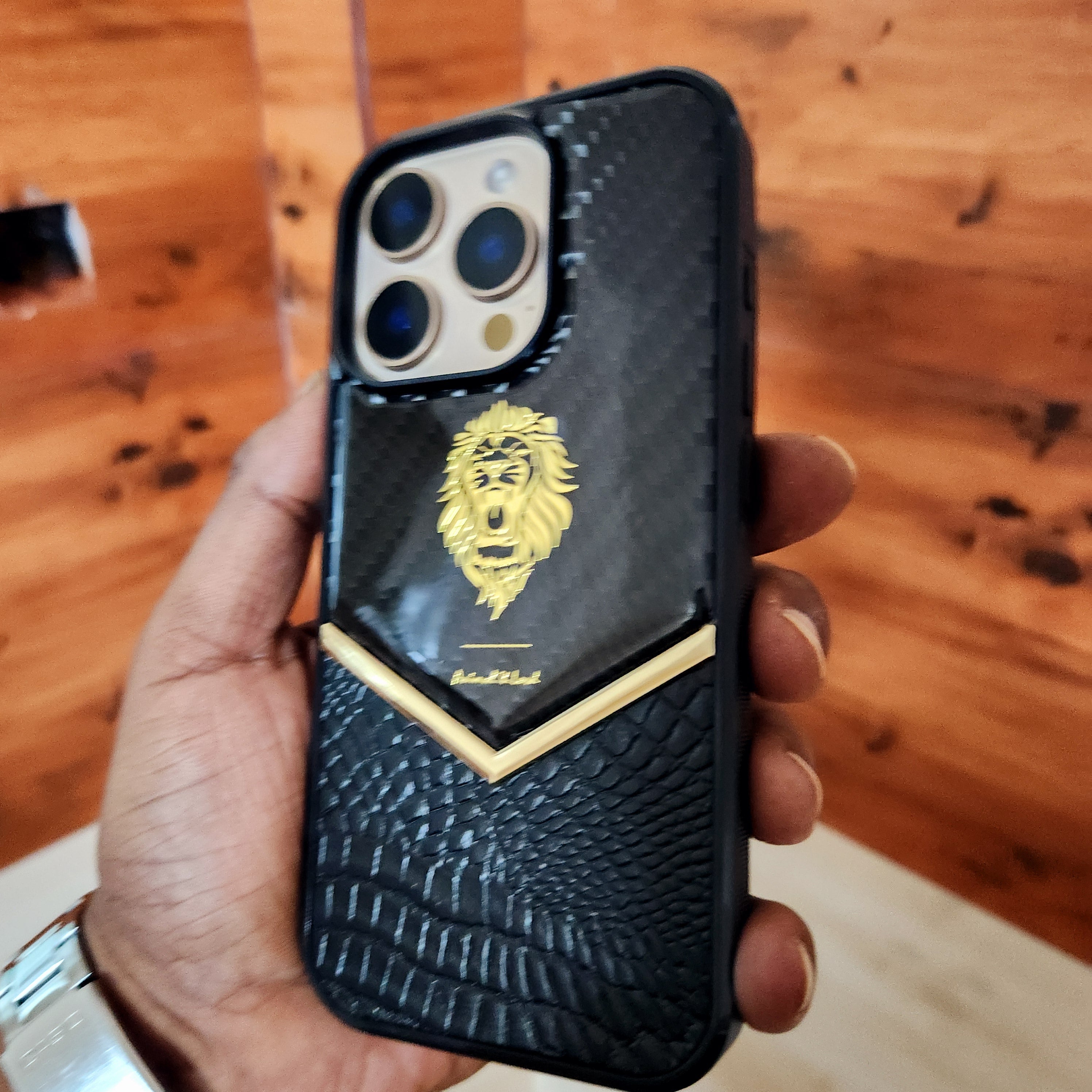 iPhone 16 Pro Classic Leather Shine Carbon Case with Golden Chrome - Design 1