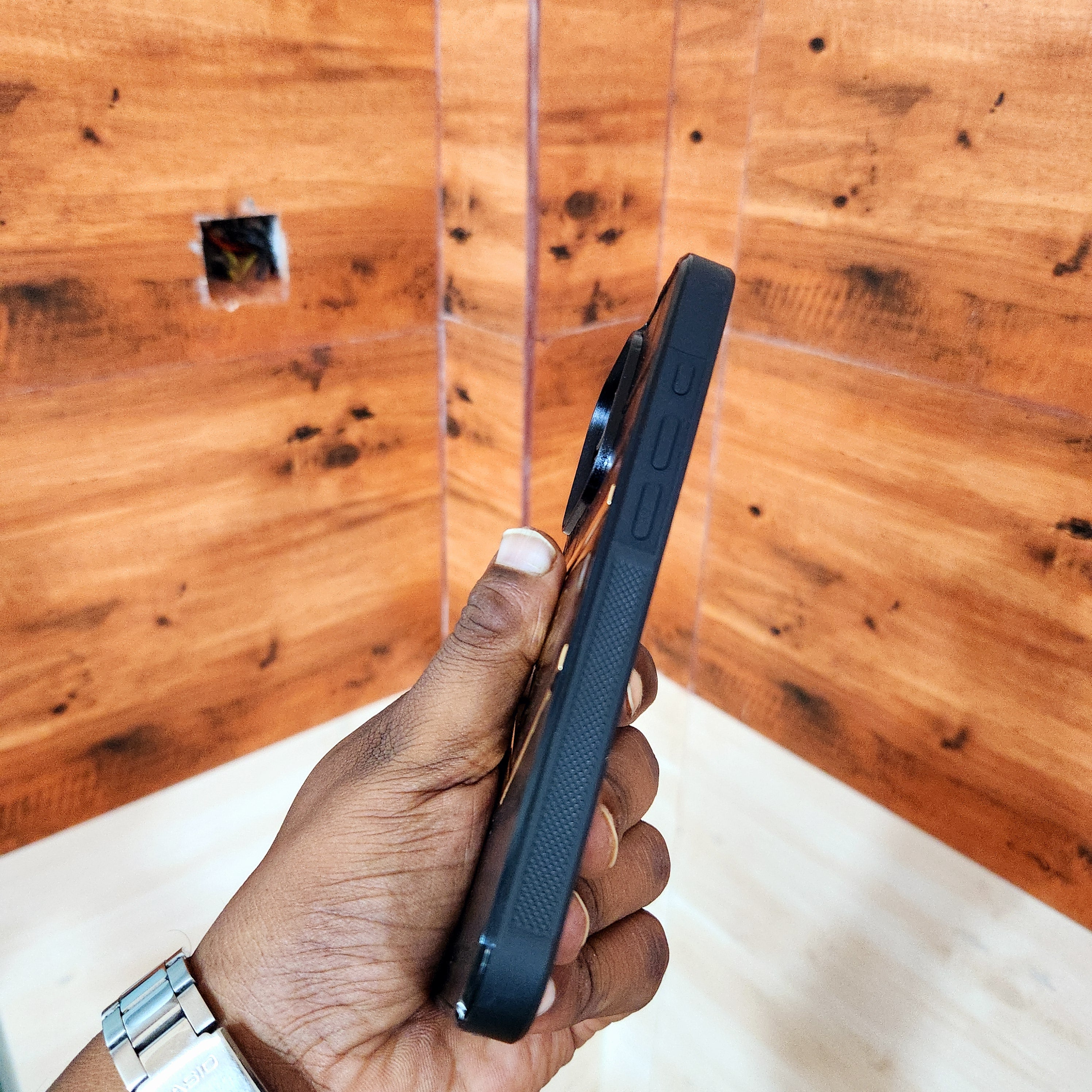 iPhone 16 Pro Classic Leather Shine Carbon Case with Golden Chrome - Design 3