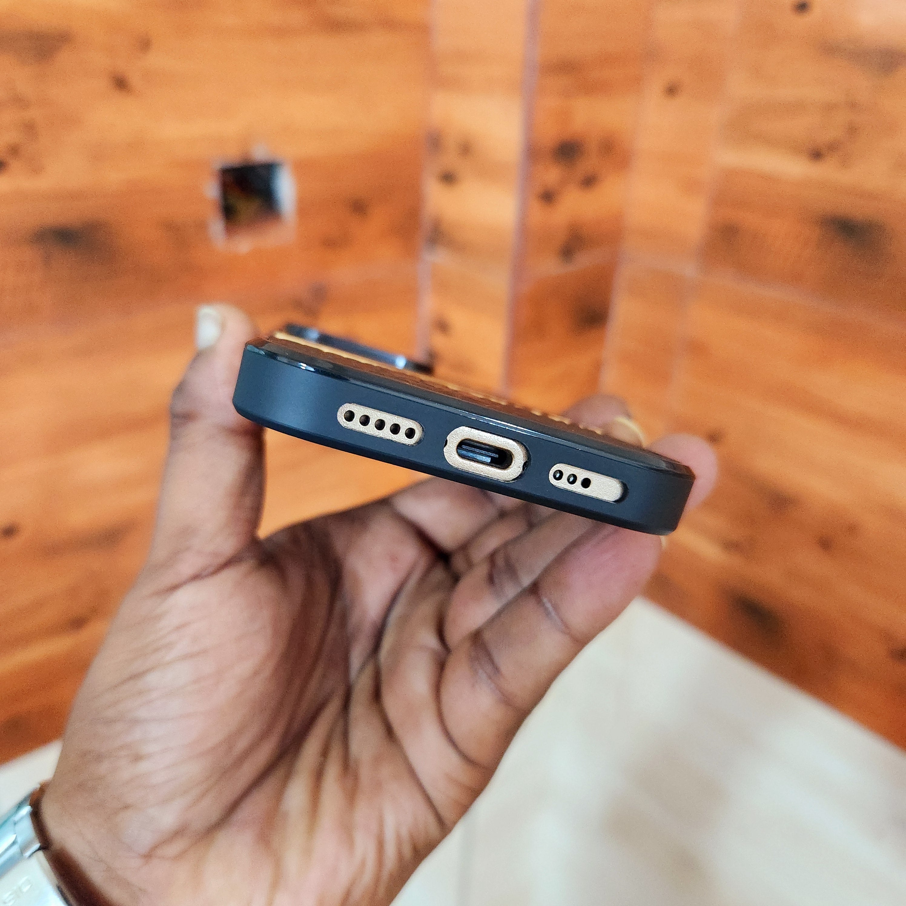 iPhone 16 Pro Classic Leather Shine Carbon Case with Golden Chrome - Design 3