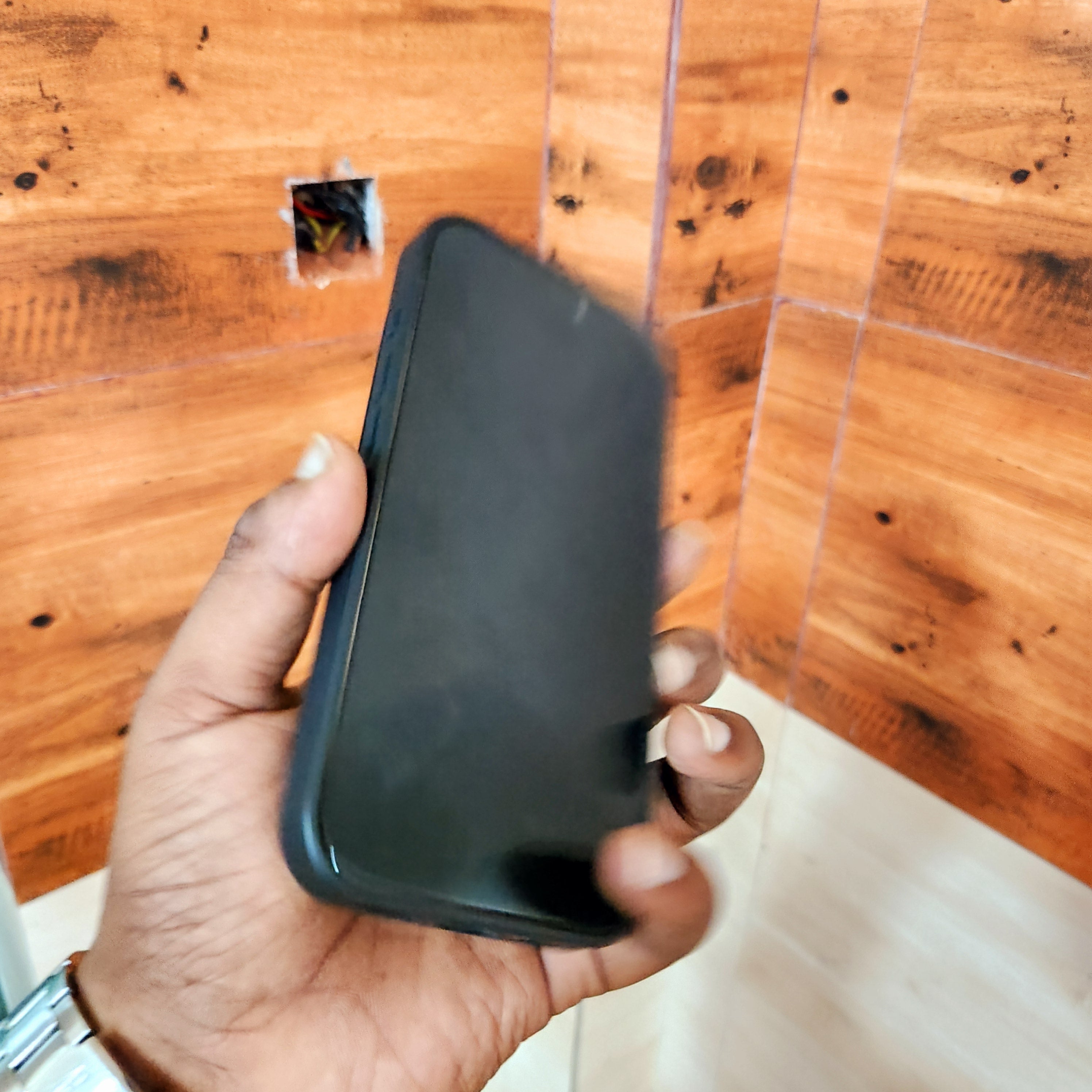 iPhone 16 Pro Classic Leather Shine Carbon Case with Golden Chrome - Design 3