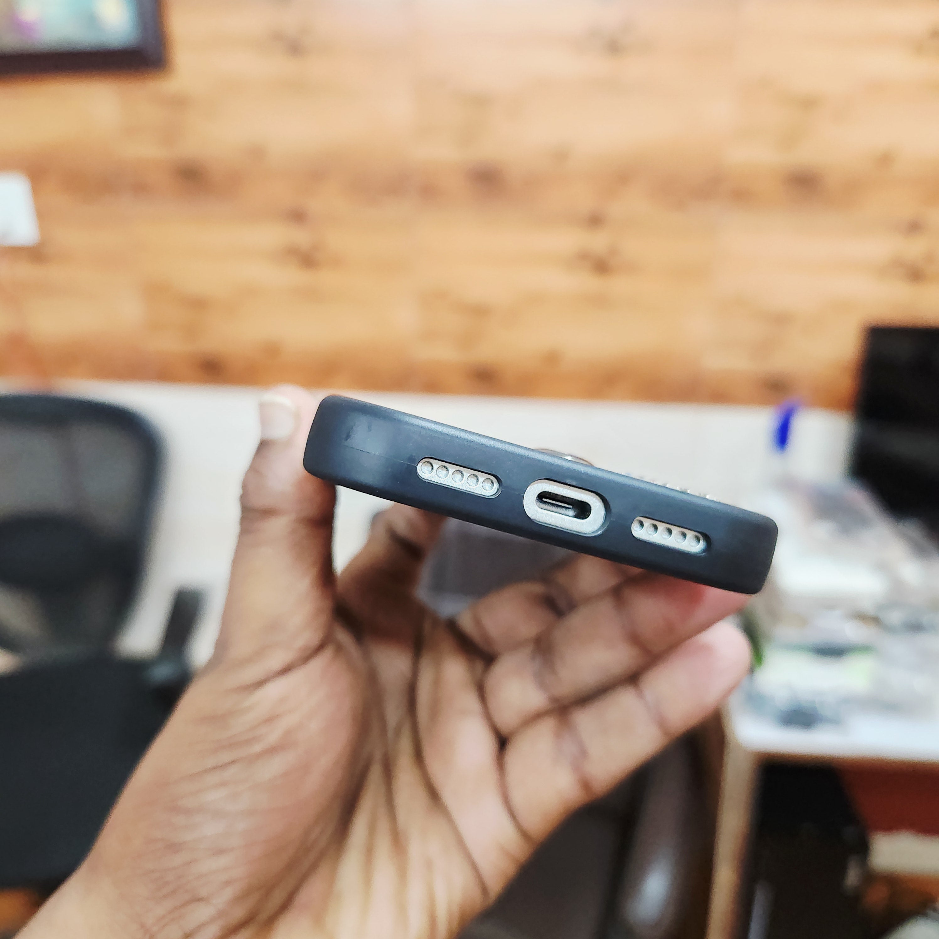 iPhone 17 Pro Back Cover Sports Car Logo Carbon Fiber Texture Case - Black