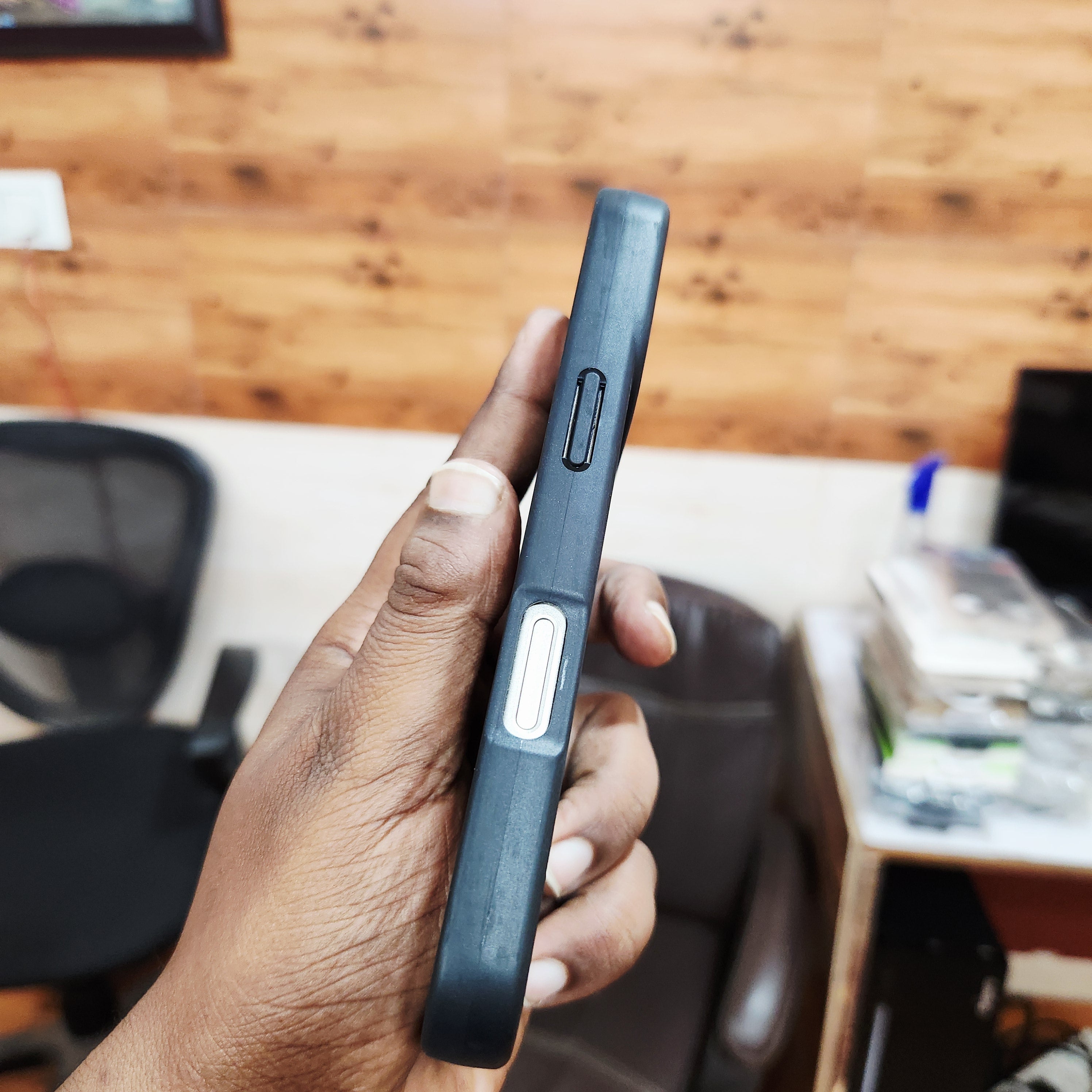 iPhone 17 Pro Back Cover Sports Car Logo Carbon Fiber Texture Case - Black