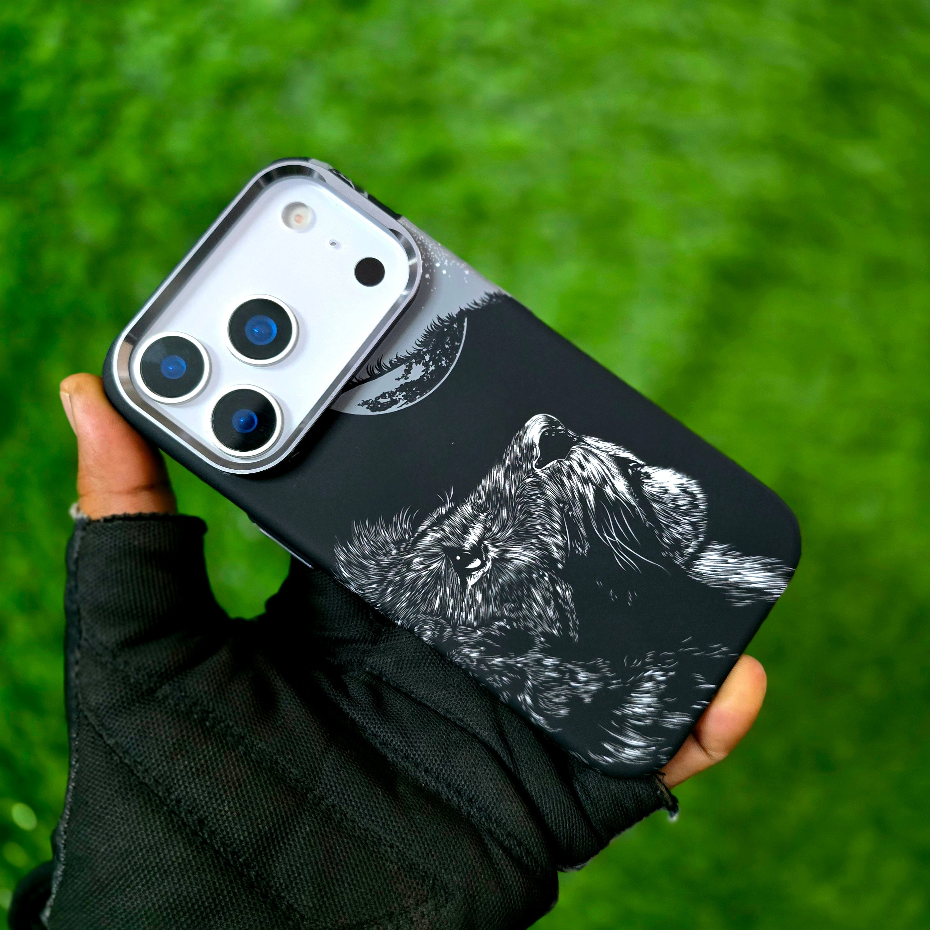 iPhone 17 Pro Max Slim 0.8mm Embossed "Lion Looking Sky" Cover with Magsafe - Lion